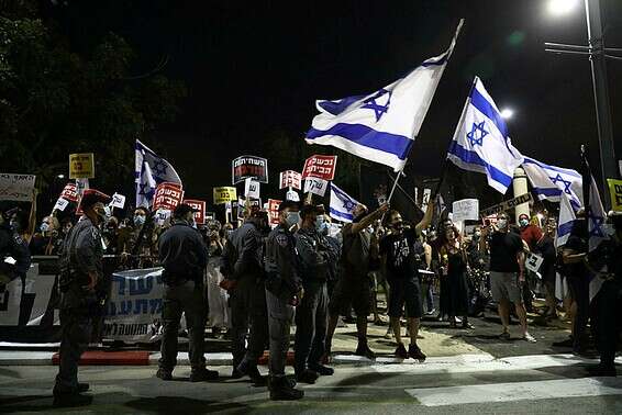 המפגינים בקיסריה // צילום: מישל דוט קום